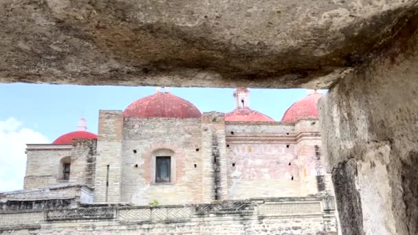 Oude Ruïnes Van Mitla Oaxaca Mexico Dolly Low Angle View — Stockvideo