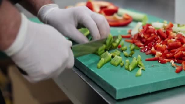 Professionell Kock Skär Upp Grön Paprika Med Vass Kökskniv Bilder — Stockvideo