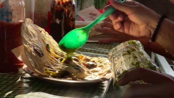 メキシコのストリートフード オアハカ料理の手作りの伝統的な料理 薄いクランチの準備おいしいチーズトースト広がりで覆われた揚げトルティーヤ 地元の人気レシピ — ストック動画