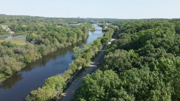 Drone Disparo Volando Sobre Río Bosque Hermosa Campiña Canadá — Vídeos de Stock
