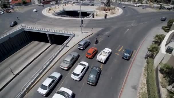 Vista Drone Voando Para Frente Sobre Uma Rua Rotunda Ponte — Vídeo de Stock