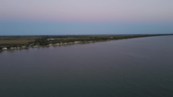 Weitwinkelaufnahme Der Flachen Langen Küste Mit Meer Und Ozean — Stockvideo