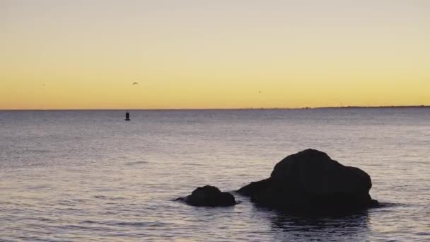 用大海和岩石凝视加拿大海岸的落日 海景性质 — 图库视频影像