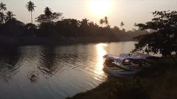 Cena Boneca Rio Latino Americano Atravessando Rio Amanhecer Com Alguns — Vídeo de Stock