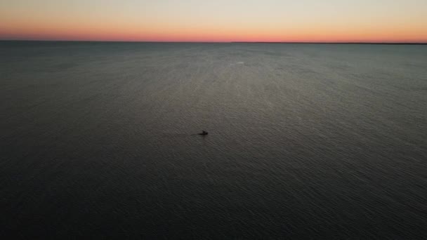 Barco Navegando Oceano Pôr Sol Costa Canadá Drone Aéreo Disparado — Vídeo de Stock