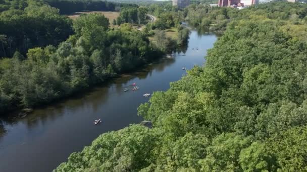 Vista Aérea Pessoas Caiaque Fazendo Esportes Aquáticos Rio Natureza — Vídeo de Stock