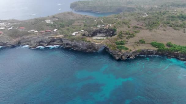 Dron Lecący Przez Deszcz Kierunku Broken Beach Bali Widok Kinowy — Wideo stockowe
