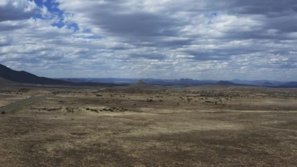 Aerial Lento Retroceso Rastreo Paisaje Desértico Nublado Malhumorado Karoo Sudáfrica — Vídeos de Stock