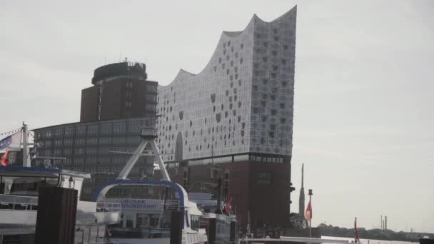 Turistbåtar Framför Elbphilharmonie Hamburg — Stockvideo