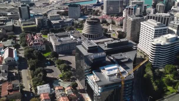 Drone Vliegen Naar Beehive Nieuw Zeeland Parlementsgebouw Wellington Stadsgezicht Haven — Stockvideo