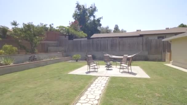 Chaises Dans Cour Arrière Une Maison Avec Cheminée Jardin — Video