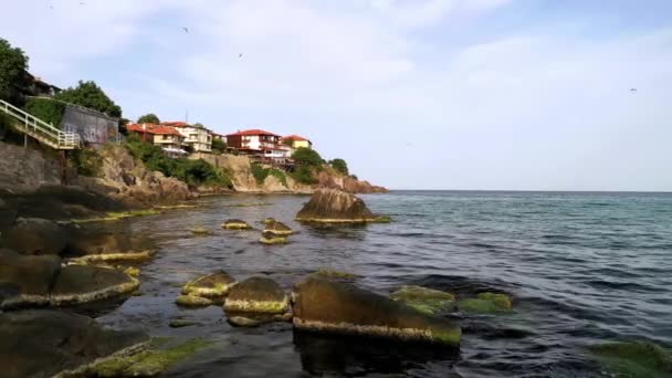 Vuelo Bajo Sobre Mar Rocas Escarpadas Ciudad Costera Sozopol — Vídeo de stock