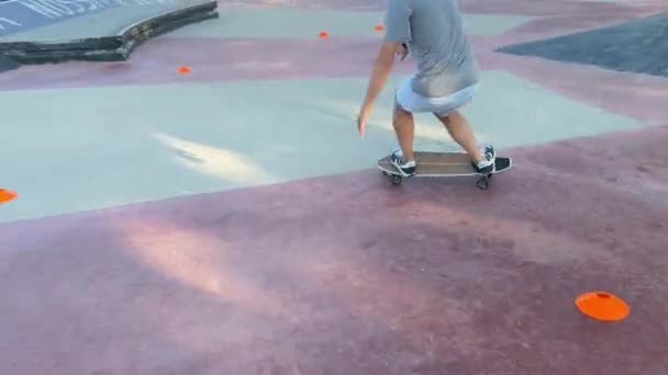 滑板手在滑板公园做跳跃动作4K视频 城市极端体育背景 — 图库视频影像