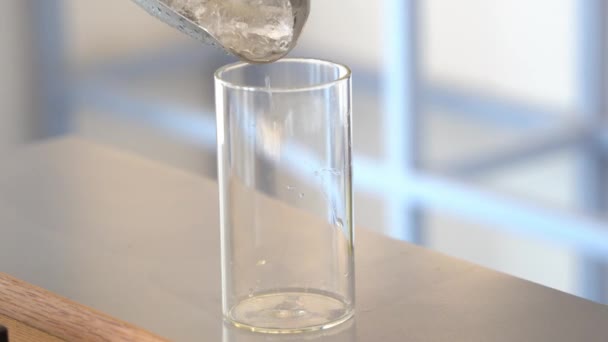 Наливаємо Ложку Кубиків Льоду Високу Склянку Готуємо Літнього Освіжаючого Напою — стокове відео