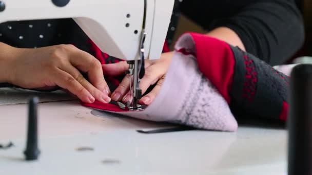 Mulher Costura Máquina Elétrica Roupas Ornamentais Tradicionais — Vídeo de Stock