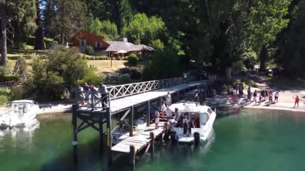 Folk Går Ombord Fartyget Nahuel Huapi Sjön Vid Patagonien — Stockvideo