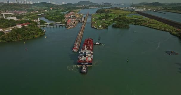 Panama City Aerial V31 Dra Skott Lastfartyg Som Transiterar Kanalslussar — Stockvideo