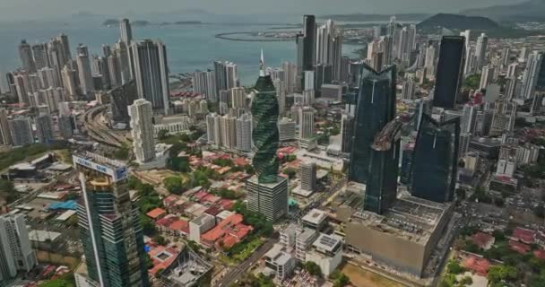 Panama City Aerial V74 Estableciendo Paso Elevado Aviones Tripulados Entre — Vídeo de stock