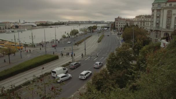 ブダ地区のショットは ゲルト ヒルから取られます ゲルルト広場の左側には自由橋 ハンガリー語 Szabadsg が見えます 橋の上に2台の路面電車がある 4Kビデオ — ストック動画