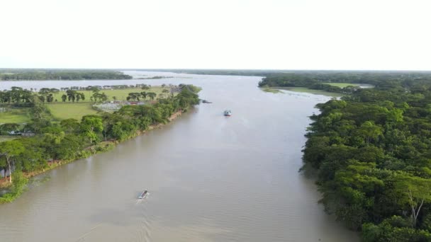 Voando Sobre Canal Rio Gabkhan Com Barcos Navegando Através Dele — Vídeo de Stock