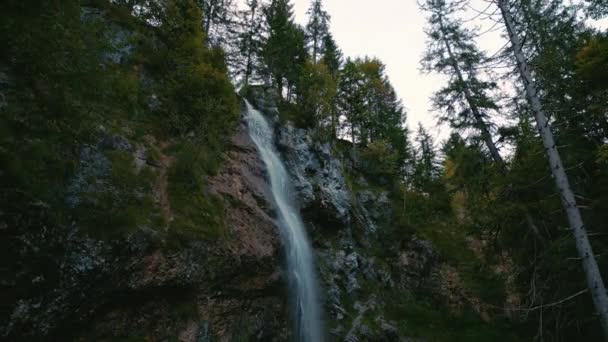 ロマンチックで牧歌的なバイエルンのオーストリアのアルプスの山の峰で新鮮な氷河の水で巨大な滝カスケード 自然の緑の風景 映画の空中ドローンパノラマハイキング屋外の自然 — ストック動画