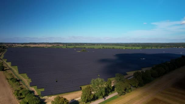 Drone Skott Visar Stora Solpaneler Gård Landsbygden Solig Dag Med — Stockvideo