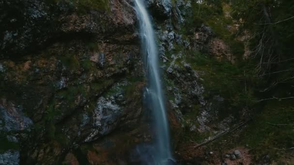 ロマンチックで牧歌的なバイエルンのオーストリアのアルプスの山の峰で新鮮な氷河の水で大規模な滝カスケード 自然の緑の風景 映画の空中ドローンパノラマハイキング屋外の自然 — ストック動画