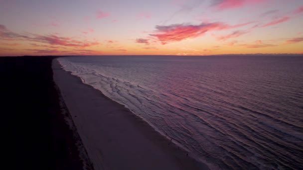 Luftaufnahme Des Schönen Strandes Krynica Morska Bei Goldenem Sonnenuntergang Horizont — Stockvideo