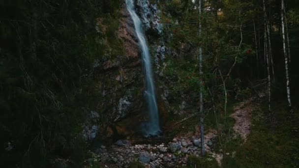 Wodospad Świeżą Wodą Lodowcową Romantycznych Sielankowych Bawarskich Austriackich Alpach Szczyty — Wideo stockowe