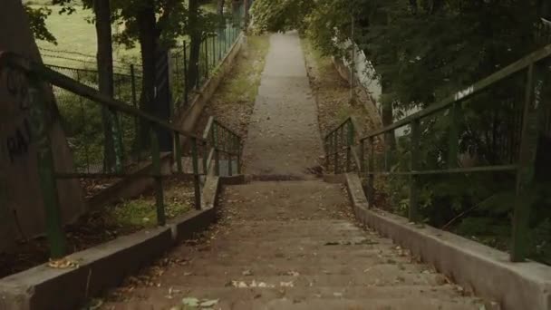 階段を降りました 小さな道が山を下る ブダペストのブダ側 4Kビデオ 豊かな人々はゲルト広場からそう遠くないゲルトの丘に住んでいます — ストック動画