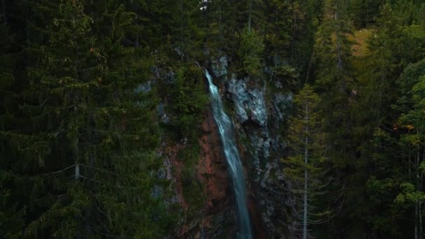 Wodospad Świeżą Wodą Lodowcową Romantycznych Sielankowych Austriackich Alpach Bawarskich Szczytach — Wideo stockowe