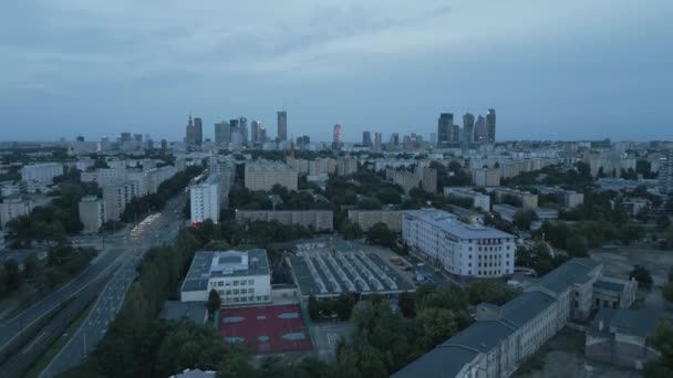 Varşova Nın Yoğun Nüfuslu Yerleşim Bölgesinin Hava Görüntüleri — Stok video