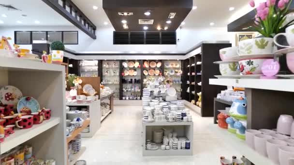 Temiz Düzenli Asya Seramik Tabak Mağazası Farklı Renkli Seramik Çömlek — Stok video