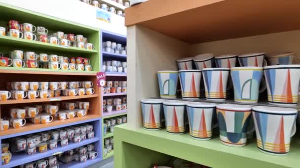 Saubere Und Aufgeräumte Asiatische Keramik Geschirr Shop Displays Der Verschiedensten — Stockvideo