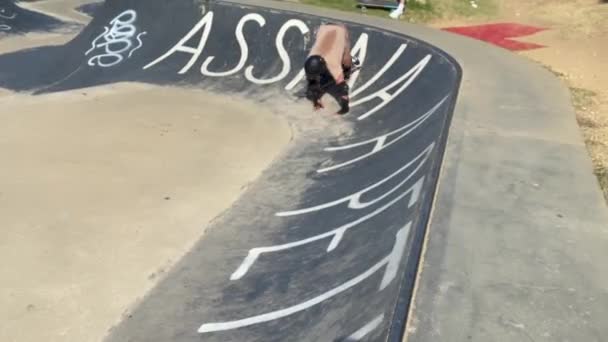 Man Rijdt Een Skateboard Kom Van Een Skatepark Geweldige Truc — Stockvideo