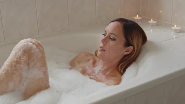 Mediana Vista Mujer Atractiva Disfrutando Baño Caliente Masajeando Pierna — Vídeos de Stock