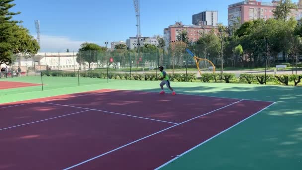 Sahada Tenis Oynayan Bir Adam Profesyonel Oyuncu Güçlü Forehand Üst — Stok video