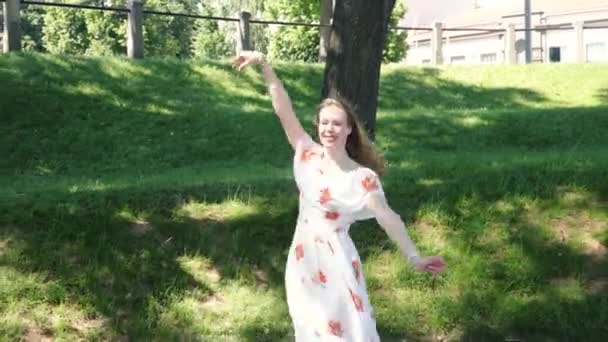 Widok Tyłu Młodej Tancerki Letniej Sukience Tańczącej Parku — Wideo stockowe