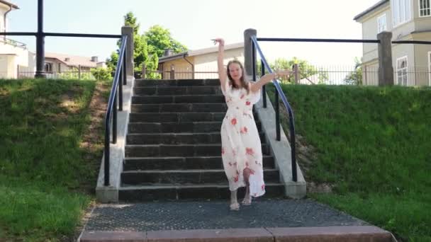Atrakcyjna Młoda Tancerka Letniej Sukience Tańcząca Schodach — Wideo stockowe