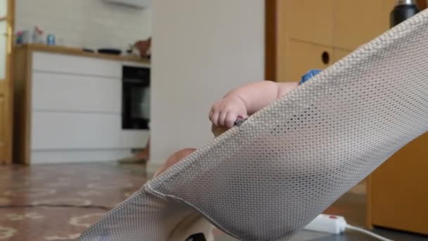 Zıplayan Bir Sandalyede Zıplayan Sevimli Bir Bebek Arka Planda Çalışan — Stok video