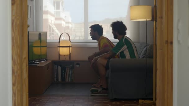 Heyecanlı Erkek Arkadaşlar Birlikte Televizyonda Maç Izliyorlar Hedef Tepkisinden Memnun — Stok video