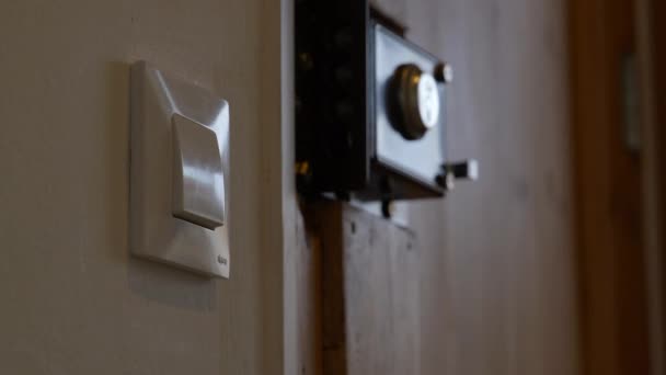 Рука Вимикає Світло Кімнаті Щоб Заощадити Гроші Домашньому Електропостачанні — стокове відео