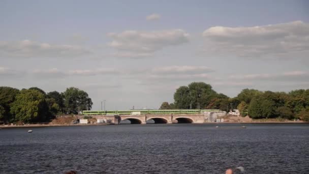 Kereta Api Melintasi Jembatan Kennedy Danau Binnen Alster Hamburg Terlihat — Stok Video