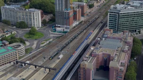 Čtení Spojené Království Červenec 2022 Letecký Záběr Dlouhého Vlaku Přijíždějícího — Stock video
