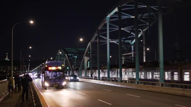 人々は夜にトンジャク橋を歩いて 車のトラフィックは トンジャク地下鉄駅に向かって鉄道橋のソウル地下鉄列車旅行 写真家は漢江とダウンタウンビューの写真を撮る — ストック動画