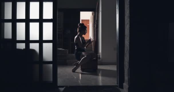 Tineri Femeie Cameră Întunecată Dressing Fața Oglinzii — Videoclip de stoc