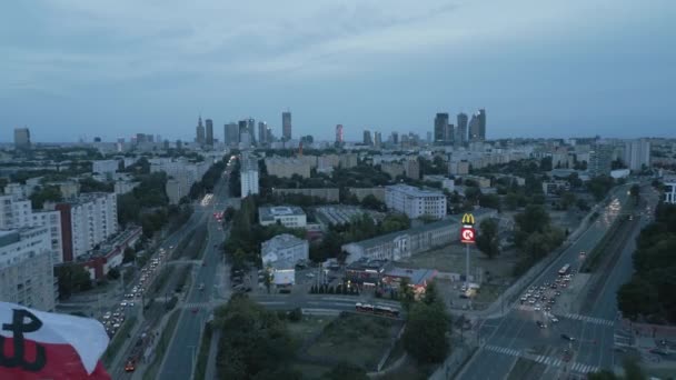 Polska Flaga Nad Dzielnicą Mieszkalną Przed Panoramą Nowoczesnej Warszawy — Wideo stockowe