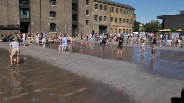 Kings Cross Londres Julio 2022 Granary Yard — Vídeo de stock