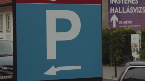 Niebieski Parking Ustalenie Strzał Bocznej Ulicy Budapeszcie Ruch Mieście Europie — Wideo stockowe