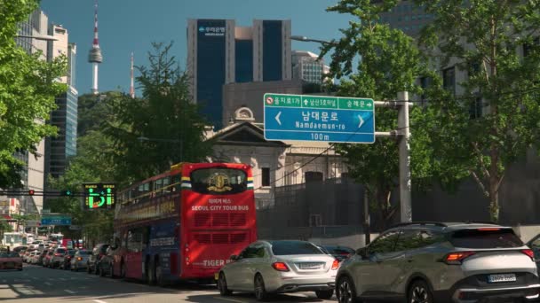 Doppelstockroter Seoul City Tour Bus Steckt Stau Auf Der Schmalen — Stockvideo